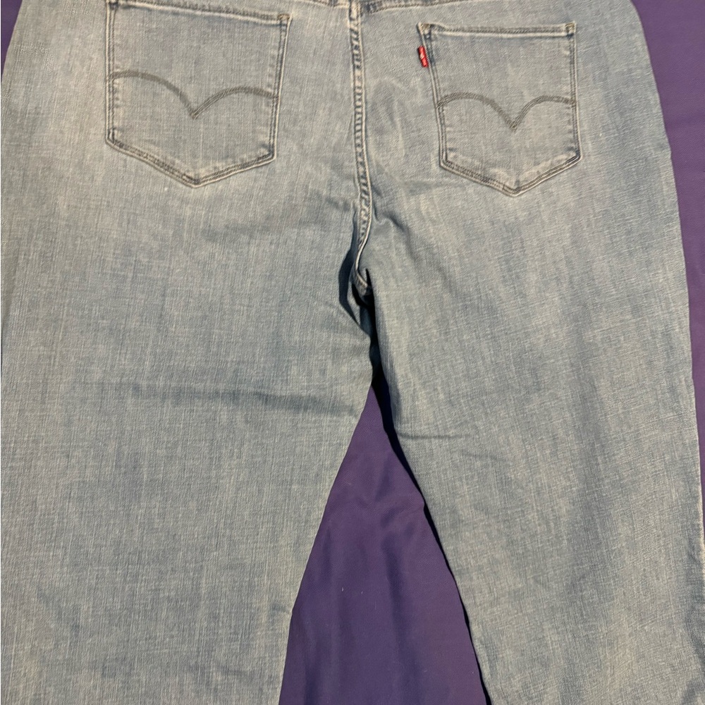 Women’s plus size Levi’s boyfriend jeans. - Picture 5 of 5